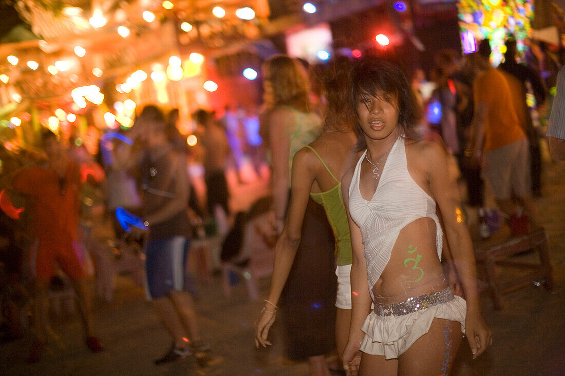 Young woman with body painting at a Full Moon Party, Hat Rin Nok, Sunrise Beach, Ko Pha-Ngan, Thailand