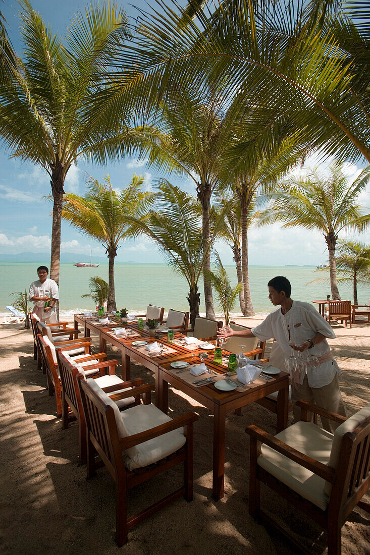 Kellner decken Tisch in einem Strandrestaurant, Mae Nam Strand, Hat Mae Nam, Ko Samui, Thailand