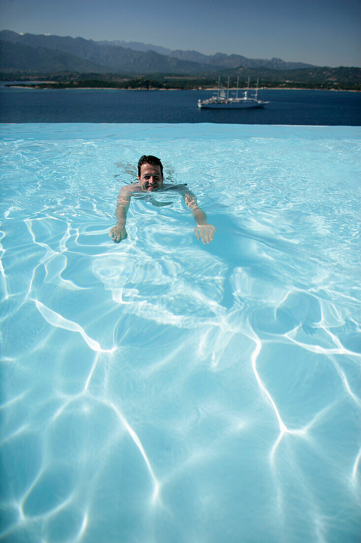 Mann im Pool, Bucht von Porto Vecchio, Südkorsika, Frankreich