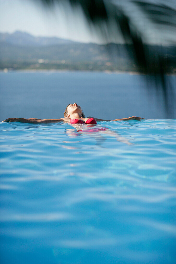 Frau im Pool, Bucht von Porto Vecchio, Südkorsika, Frankreich