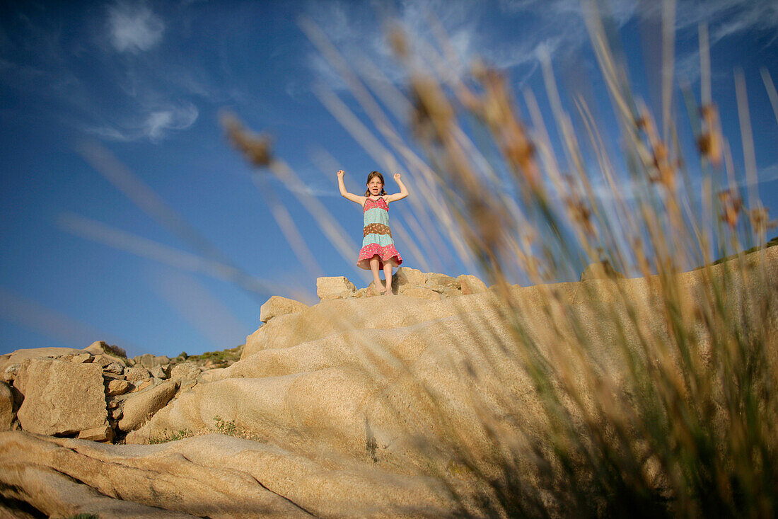 Mädchen auf Felsen, Strand von Liamone, West Korsika, Frankreich