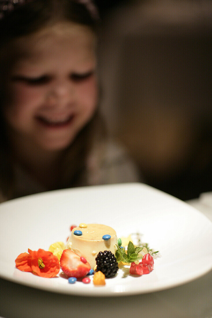 Mädchen freut sich über Nachtisch, Hotel Lenkerhof, Simmenthal, Schweiz