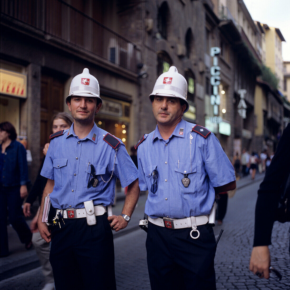 Zwei Polizisten stehen auf der Strasse, Florenz, Italien