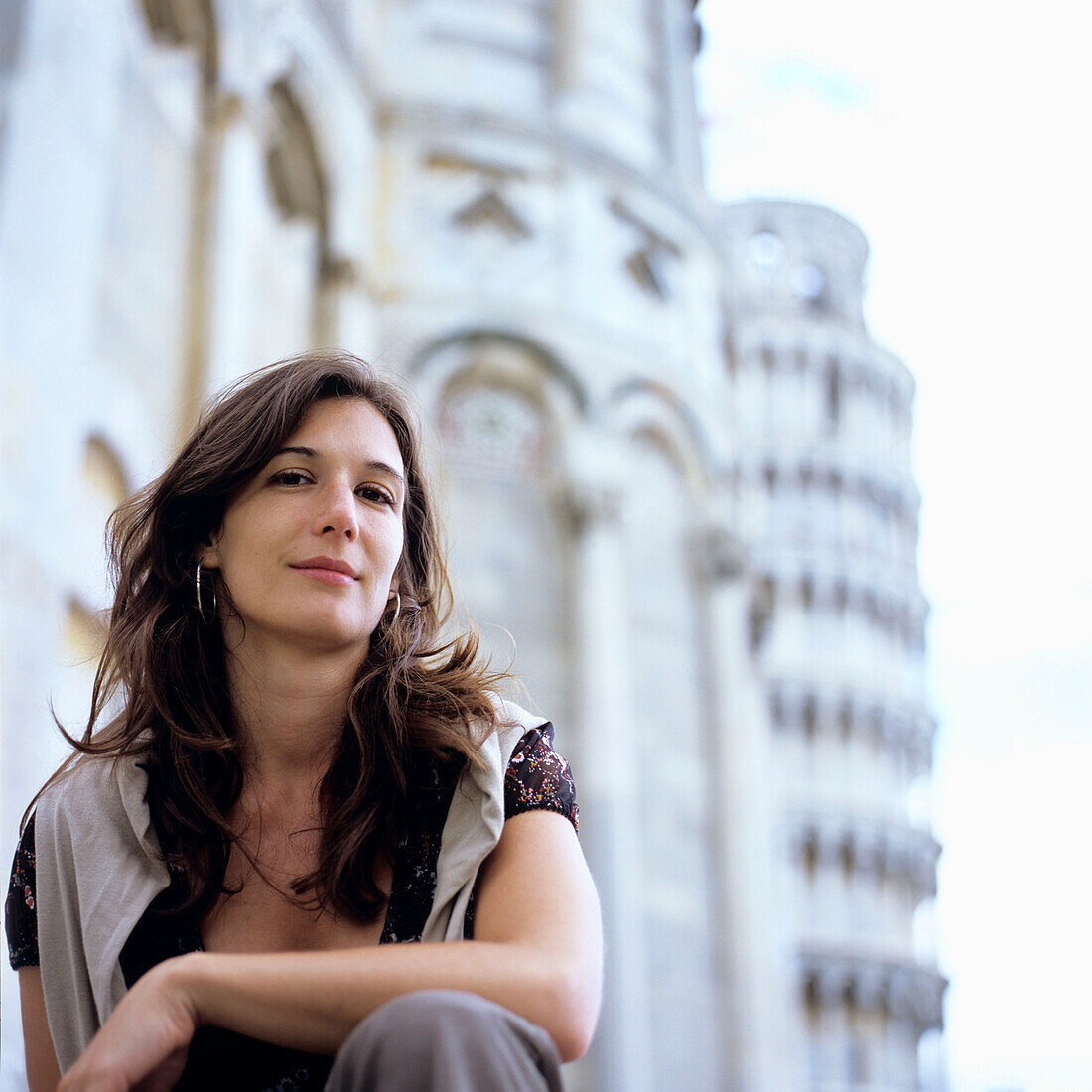 Portrait, junge Frau in Pisa, Italien, sitzend, lächeln, lange braune haare,  schiefer turm, touristin, tourist, tourismus,sehenswürdigkeit, deutsche