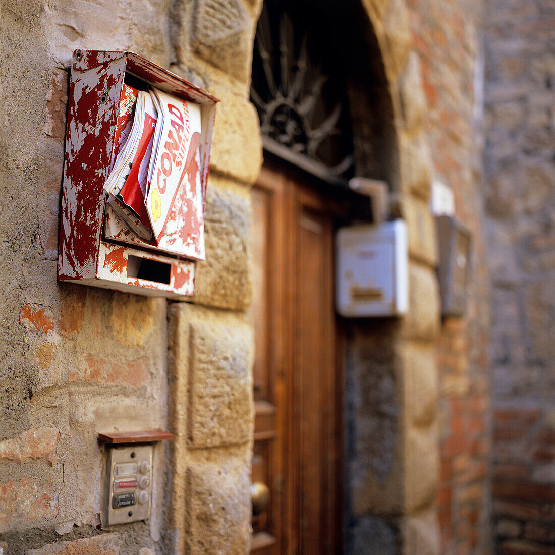 Werbeprospekt im Briefkasten an einer Hauswand, Montepulciano, Toskana, Italien