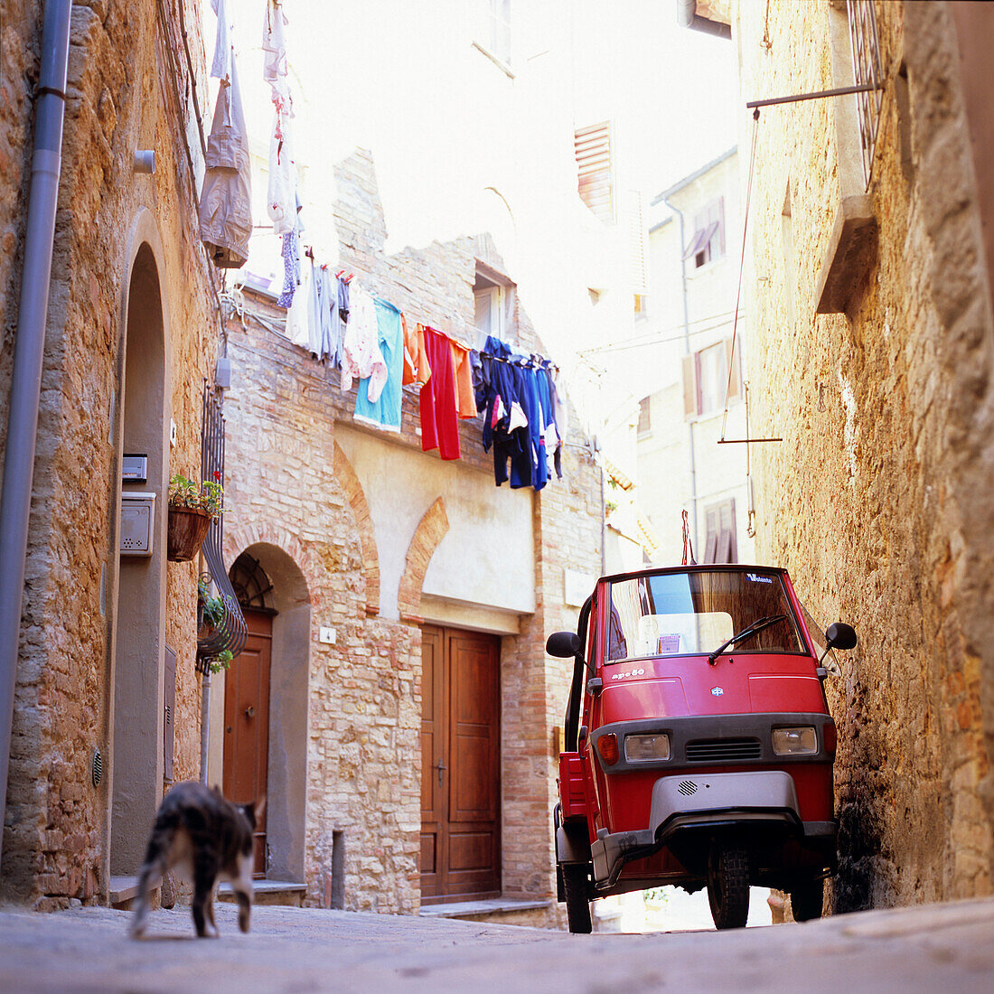 Kleines Auto parkt in einer schmalen Gasse, Montepulciano, Toskana, Italien