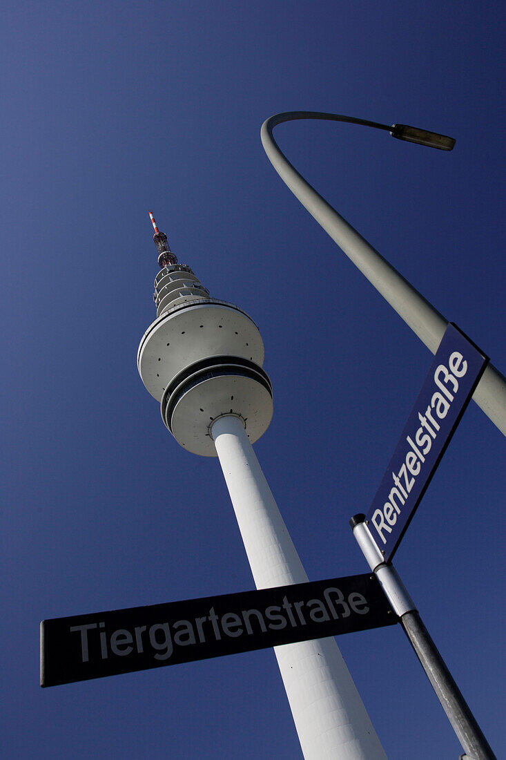 Der Hamburger Fernsehturm liegt am Messegelände und ist eines der Wahrzeichen der Stadt, Heinrich-Hertz-Turm, 1968 gebaut, 279,2m hoch, bei der Hamburg-Messe, Hamburg