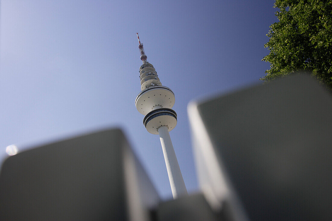 Der Hamburger Fernsehturm liegt am Messegelände und ist eines der Wahrzeichen der Stadt, Heinrich-Hertz-Turm, 1968 gebaut, 279,2m hoch, bei der Hamburg-Messe, Hamburg