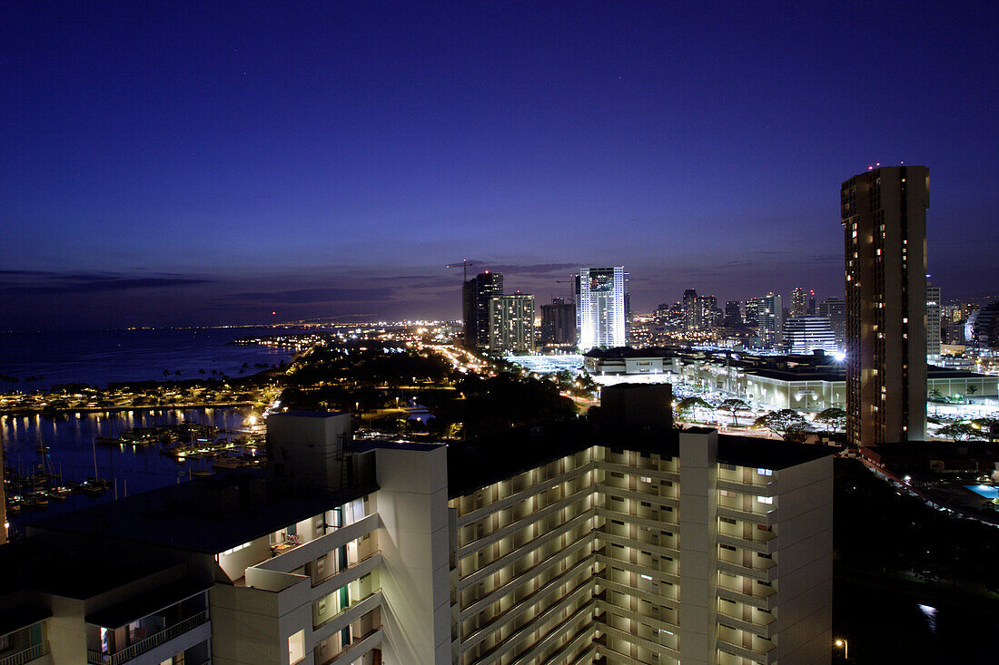 Beleuchtete Stadt mit Hochhäusern an der Küste, Honolulu, Hawaii, Amerika, USA