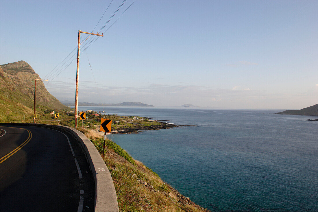 Leere Landstrasse an der Küste bei Sonnenaufgang, Waimanalo Bucht, Honolulu, Hawaii, Amerika, USA