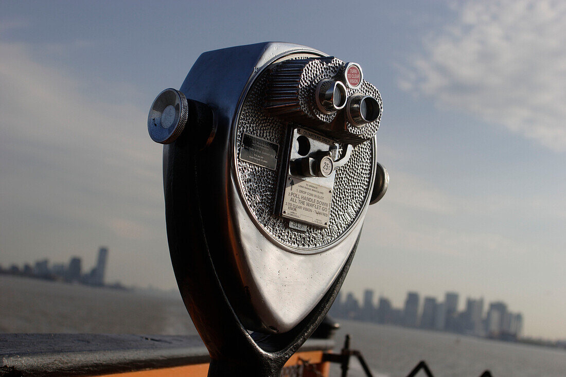 Fernglas auf der Staten Island Fähre, Manhattan, New York, Amerika, USA