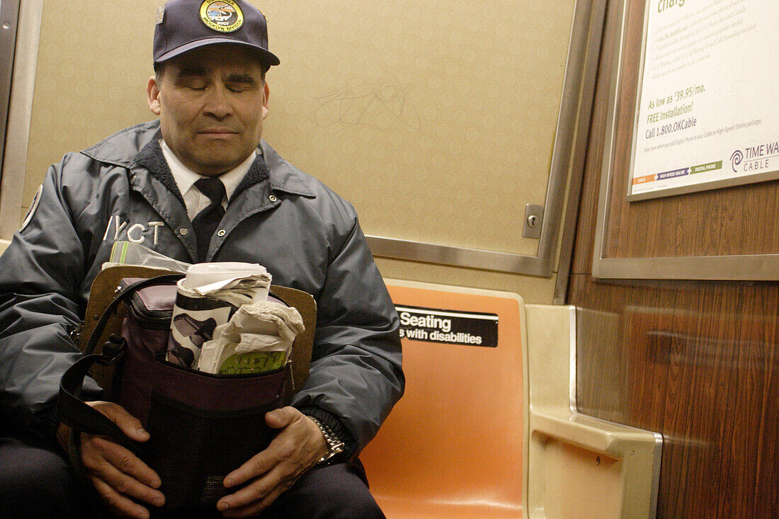 Mann sitzt in der U-Bahn, Manhattan, New York, Amerika, USA