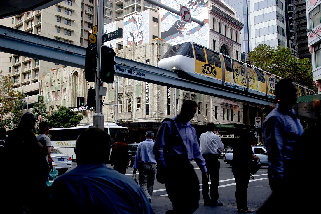 Central business district, CBD, Metro Monorail, überquert die Park Street, Geschäftsleute, Hauptstadt des Bundesstaates New South Wales Sydney, Australien