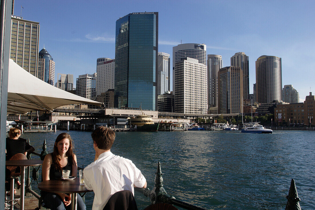 Touristen im Café, Bar, Restaurant, Straßencafé, Circular Quay, Kai, Skyline des Geschäftsviertels, Central business district, CBD, Panorama, Hafen, Hauptstadt des Bundesstaates New South Wales, Sydney, Australien