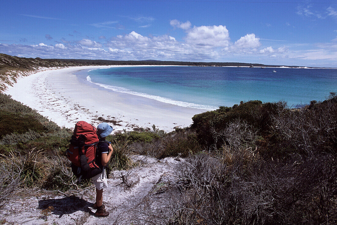 Ein Wanderer betrachtet den Aussicht bei Purdon Bucht, Bay of Fires Walk, Tasmanien, Australien