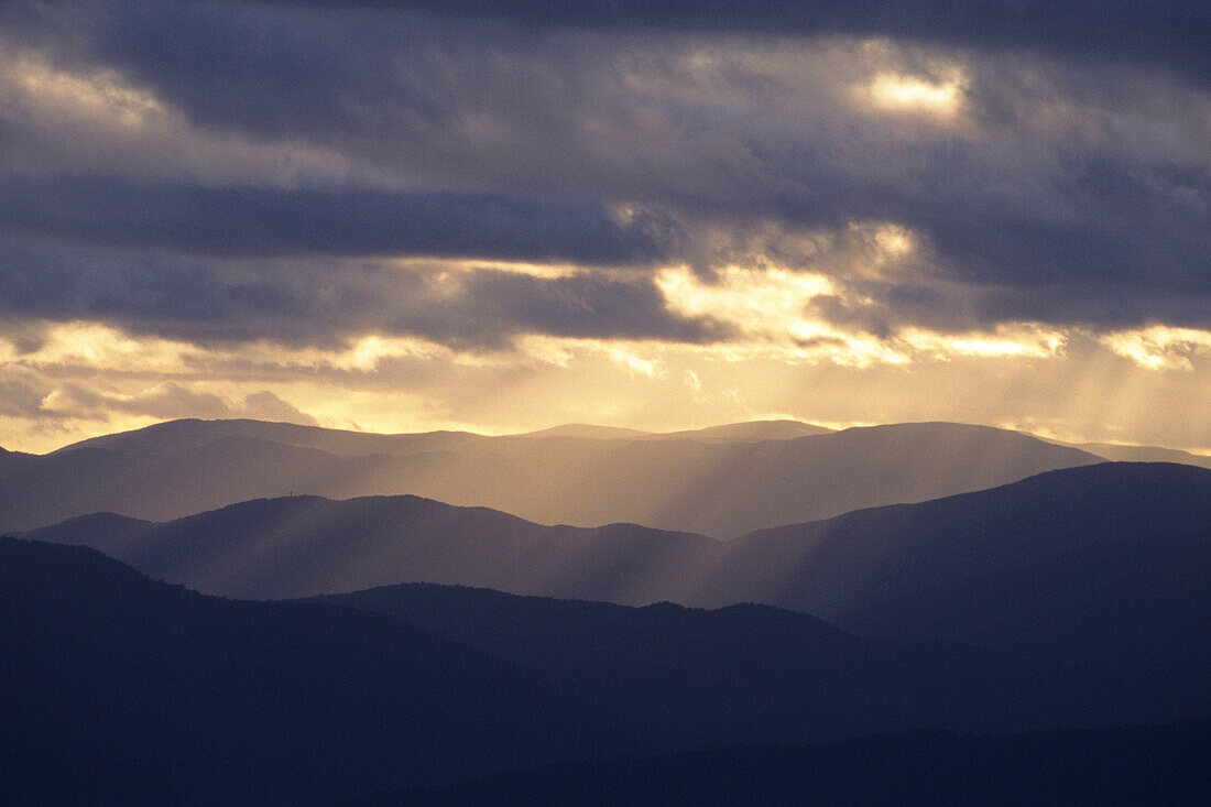 Eine Bergkette bei Sonnenaufgang, Mount Buffalo National Park, Victoria, Australien