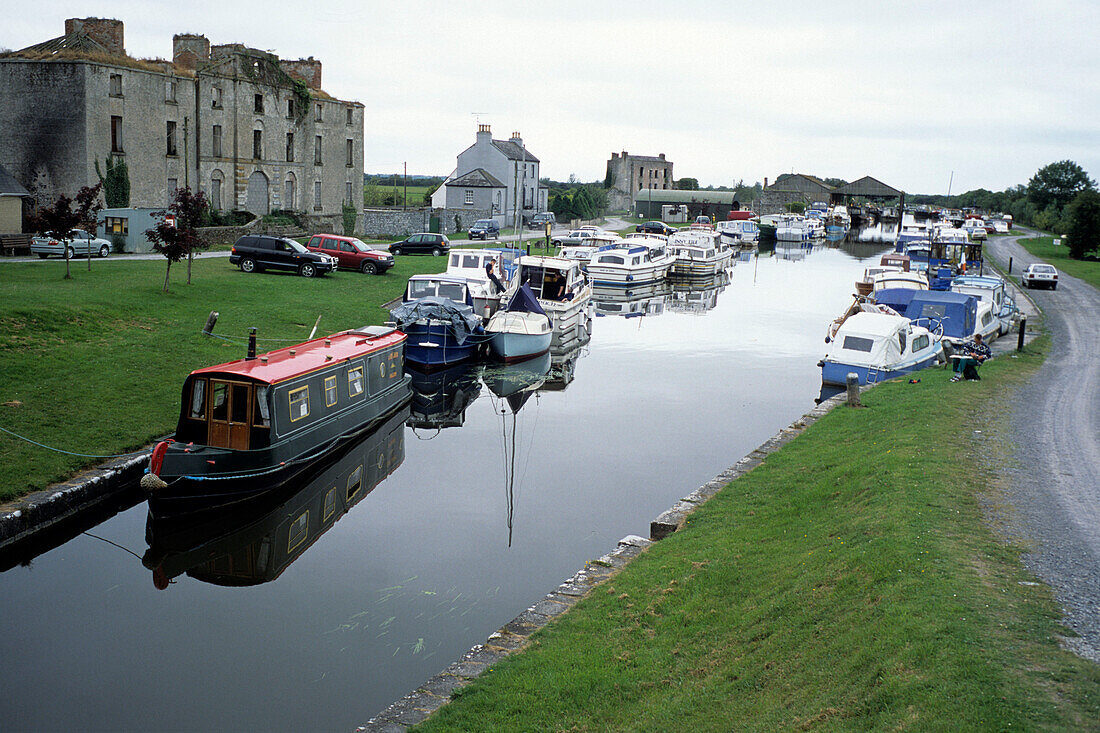 Boote auf dem Grand Canal, Shannon Harbour, County Offaly, Irland