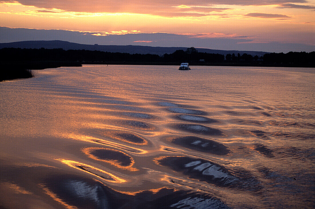 Heckwellen auf dem River Shannon, Tarmonbarry, County Roscommon, Irland