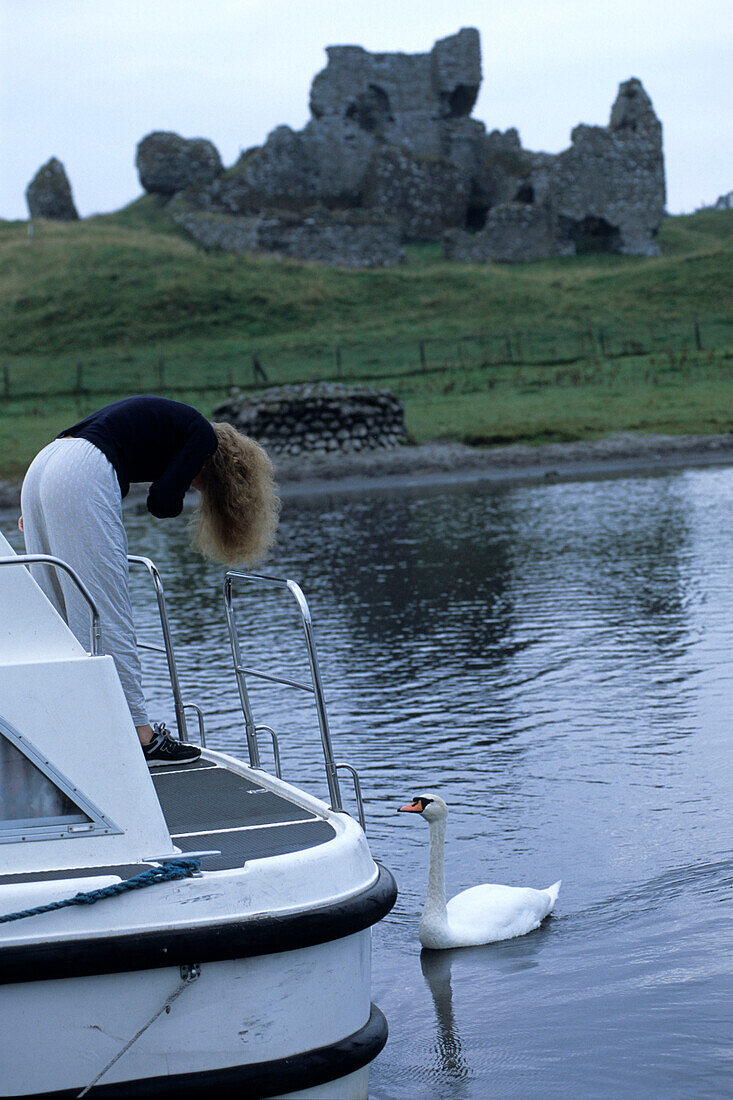 Frau auf Boot schüttelt Haare, River Shannon, Clonmacnoise, County Offaly, Irland