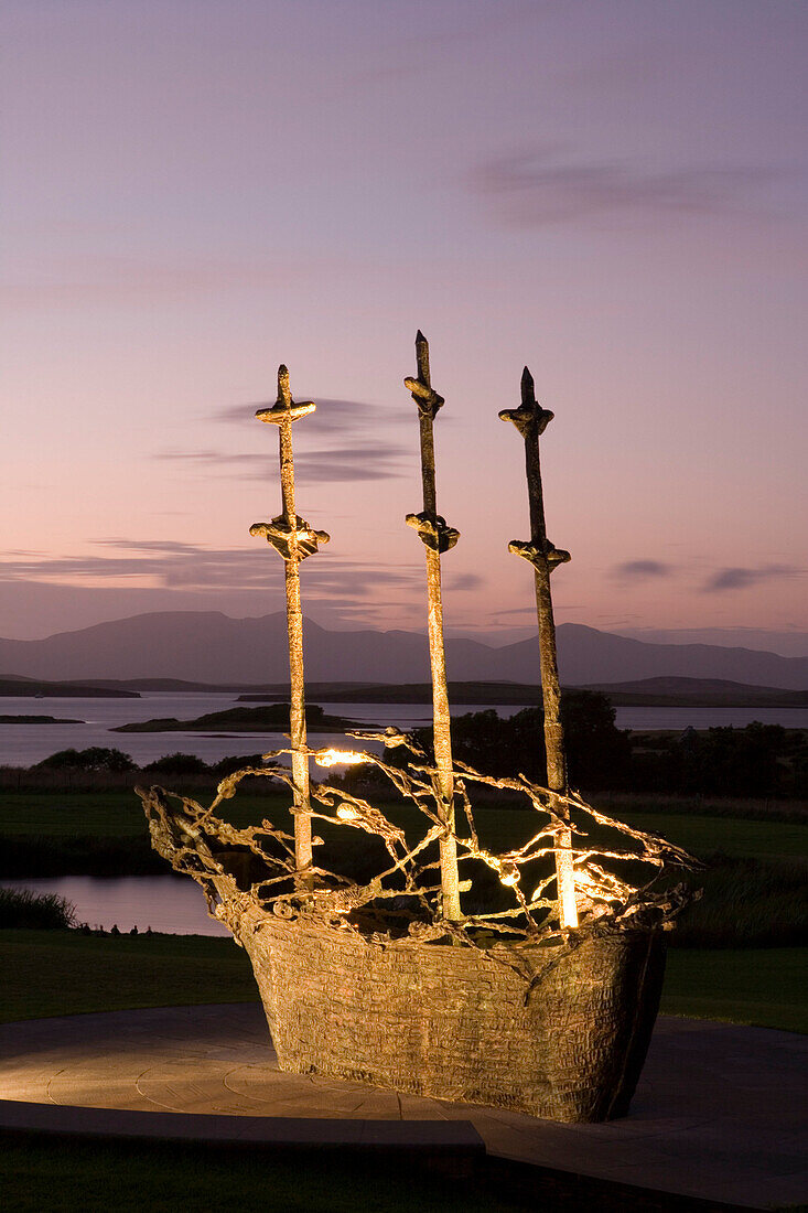 National Famine Memorial, Dämmerung über Clew Bay, Murrisk, County Mayo, Ireland