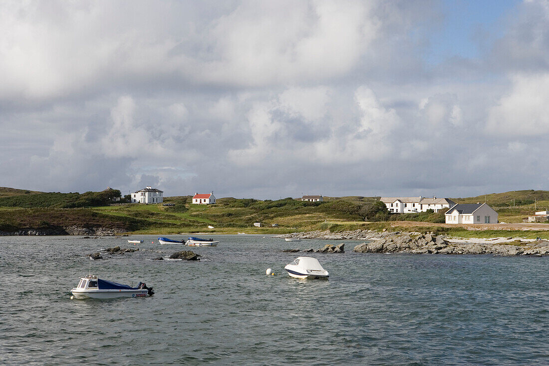 Boote und Häuser an der Küste, Narin, County Donegal, Irland
