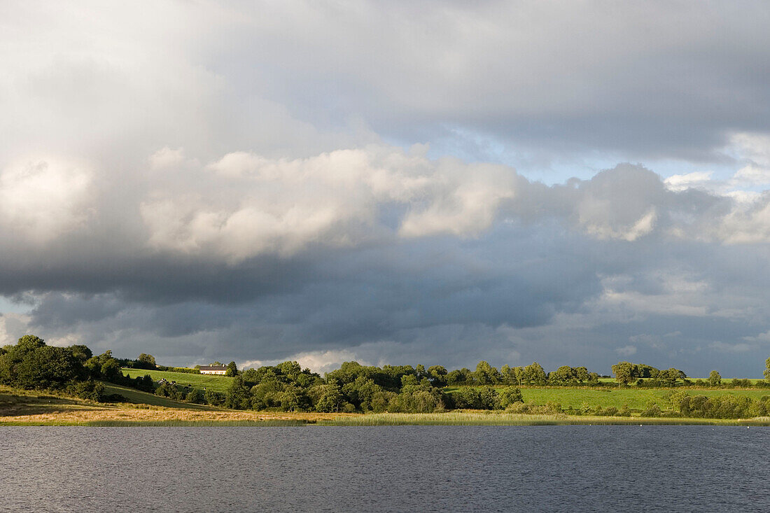 Späte Nachmittagssonn über Garadice Lough bei Ballinamore, County Leitrim, Ireland