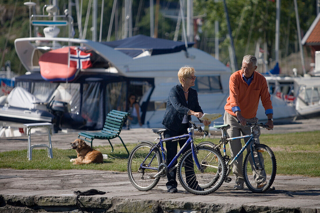 Älteres Paar mit Fahrrädern, Kristiansand, Norwegen