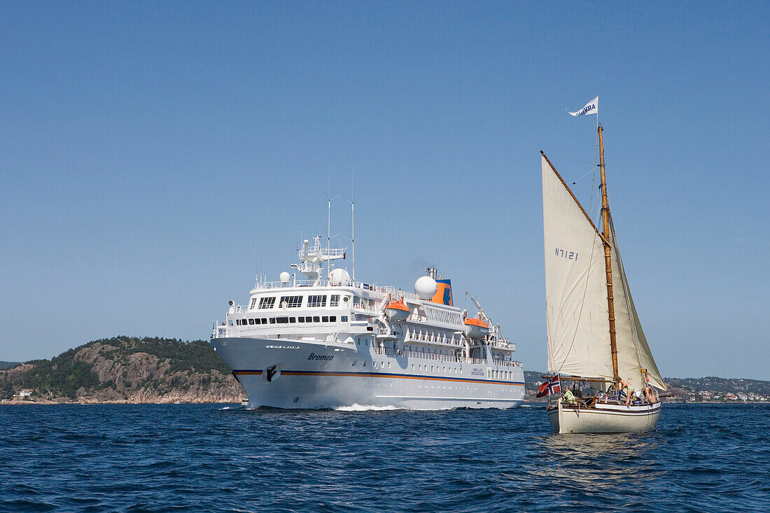 Kreuzfahrtsschiff MS Bremen legt von Kristiansand ab, Norwegen