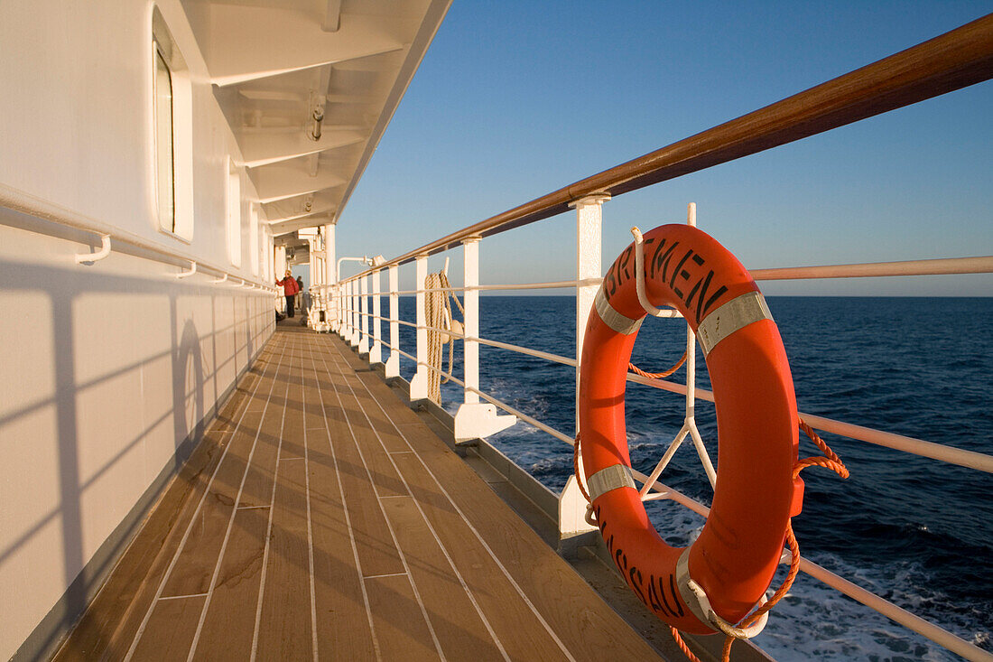 An Deck der MS Bremen, Rettungsring an der Reling