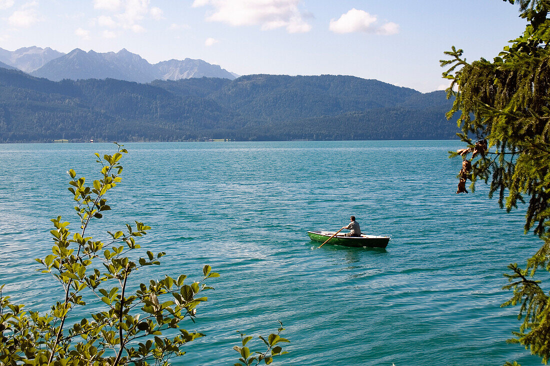 Ruderboot auf Walchensee, Oberbayern, Deutschland