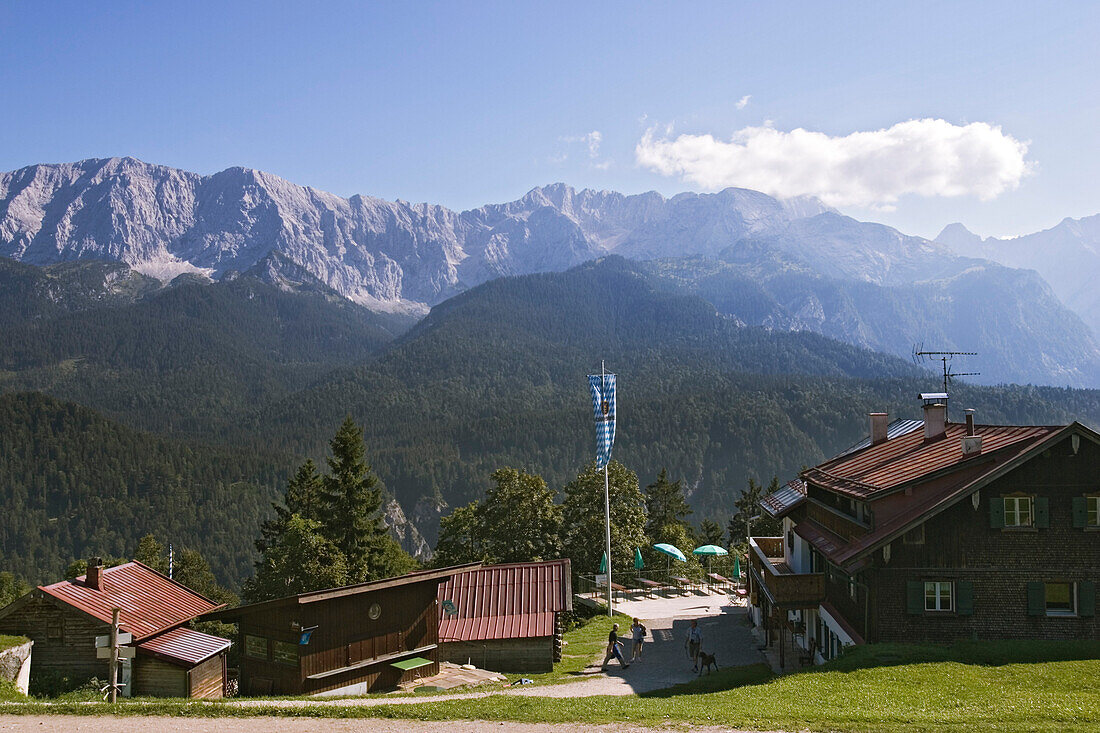 Aussichtsterrasse, Berggasthof Eckbauer, Graseck bei Garmisch, Blick auf Karwendel, Alpen, Oberbayern, Deutschland