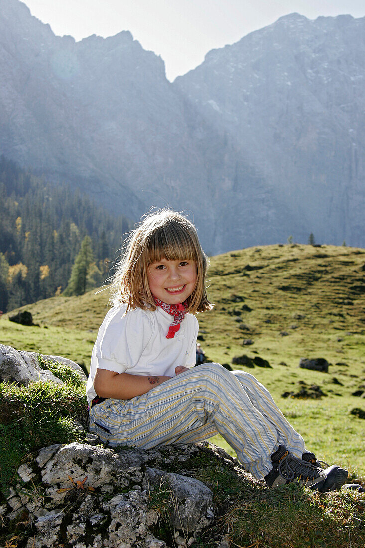 Kleines Mädchen in den Bergen, Alpen, Österreich