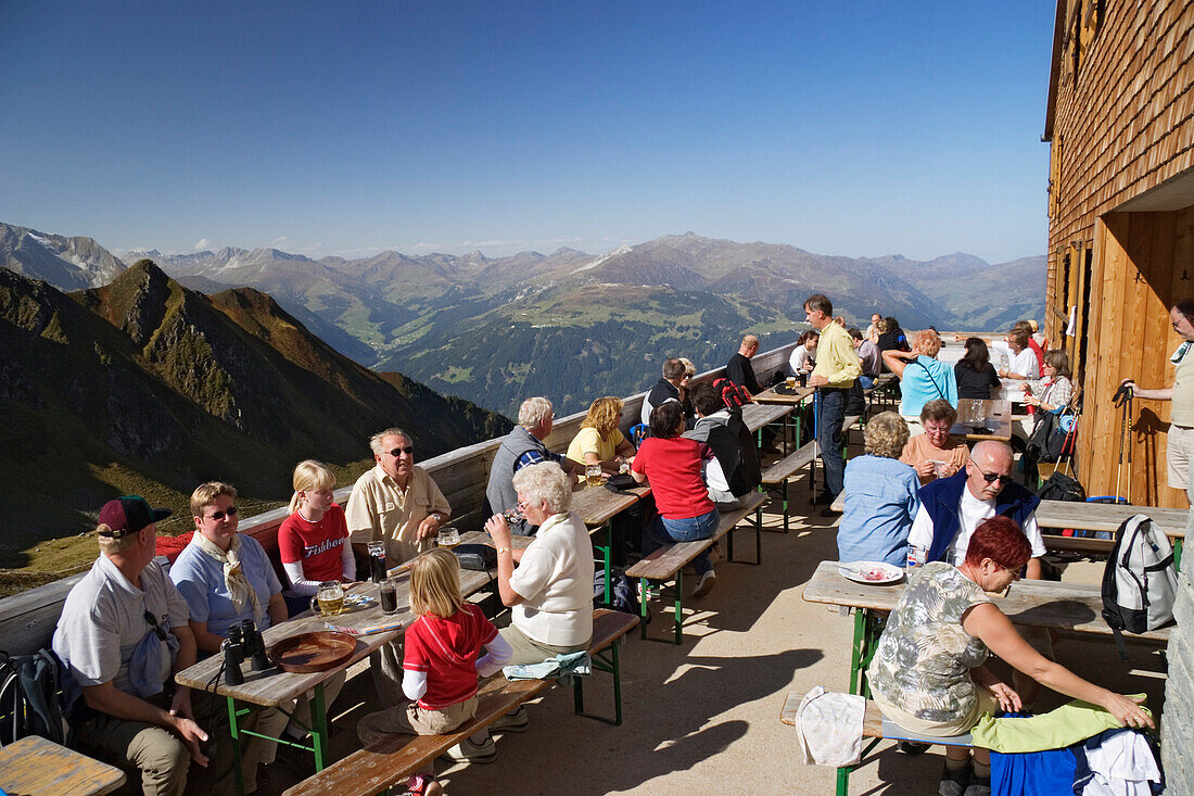 Aussichtsterrasse, Berggasthof an der Ahornspitze, Zillertaler Alpen, Österreich