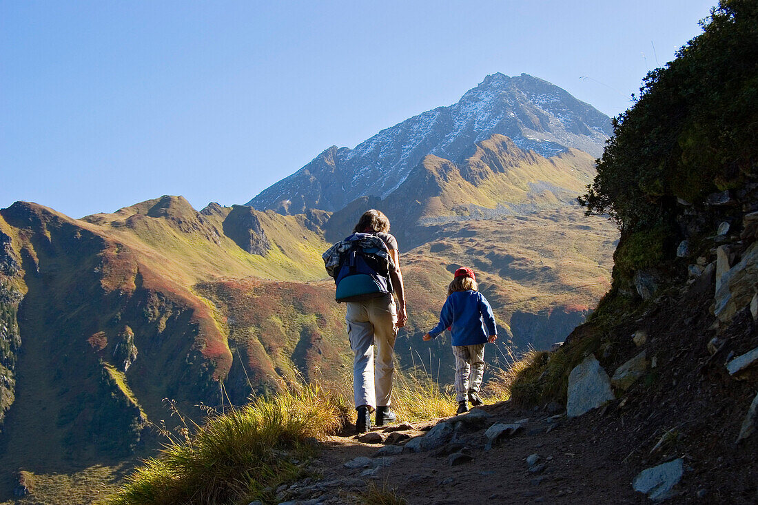 Bergwandern, Mutter und Tochter, Ahornspitze, Zillertaler Alpen, Österreich