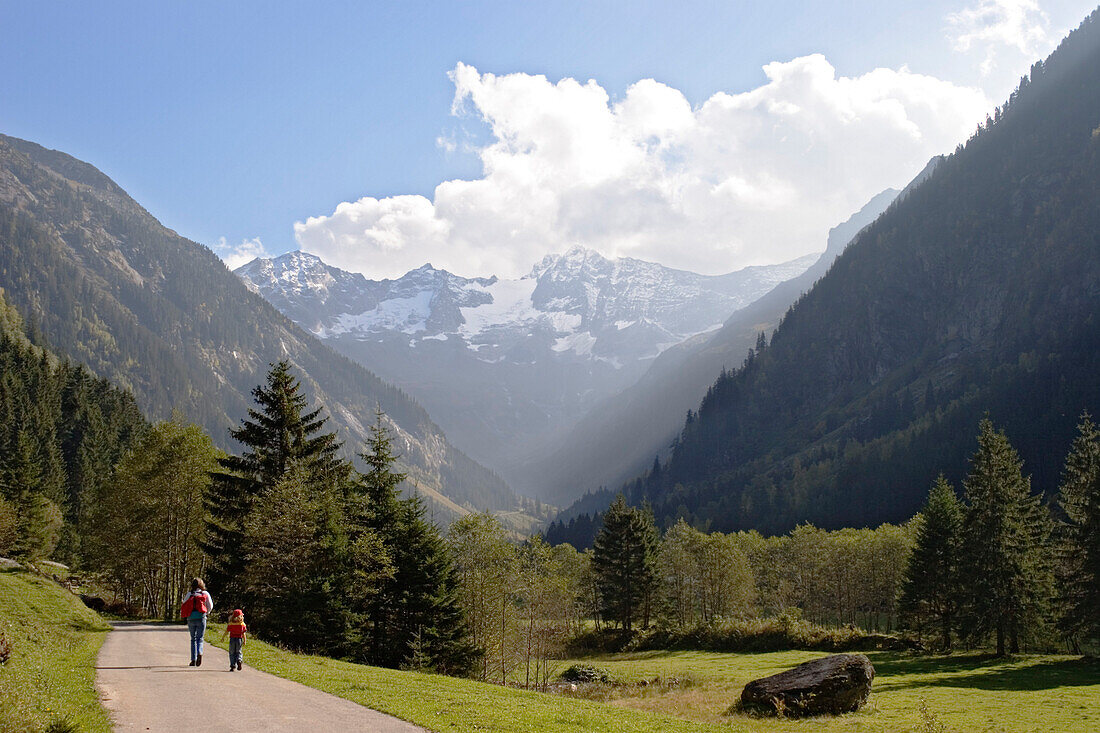 Hikers, Stilluppgrund valley, Zillertal mountains, Alps, Austria