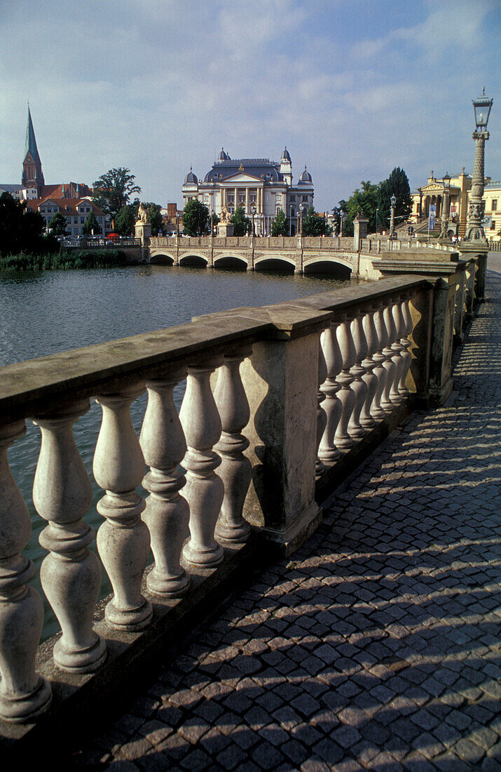 Blick über Schlossbrücke zum Dom, Theater und Museum, Schwerin, Mecklenburg-Vorpommern, Deutschland, Europa