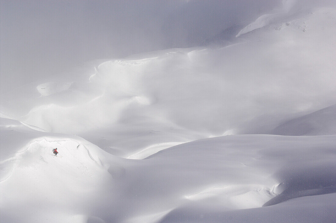 Ein Skifahrer, Freerider in Schneelandschaft am Krippenstein, Obertraun, Dachstein, Oberösterreich, Österreich