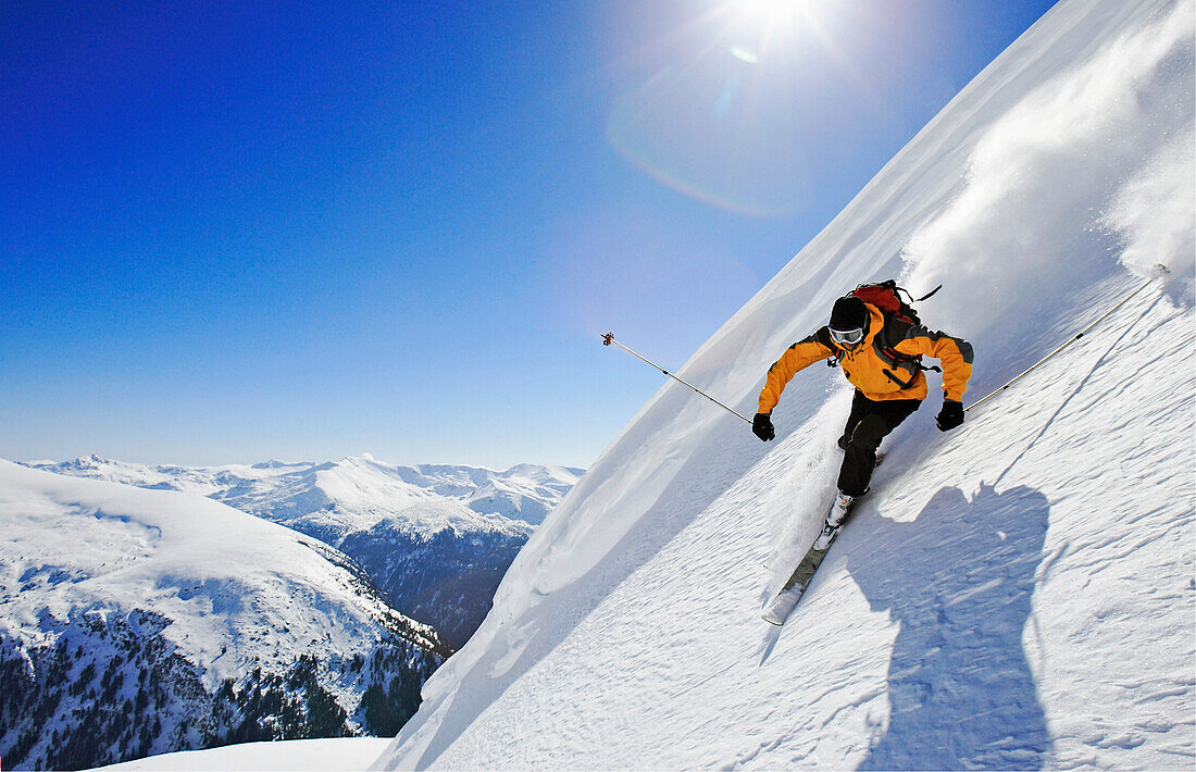 Ein junger Mann, ein Skifahrer fährt einen Steilhang hinunter, Abfahrt vom Berg Popova Kapa, Bulgarien, Rila Gebirge. Europa