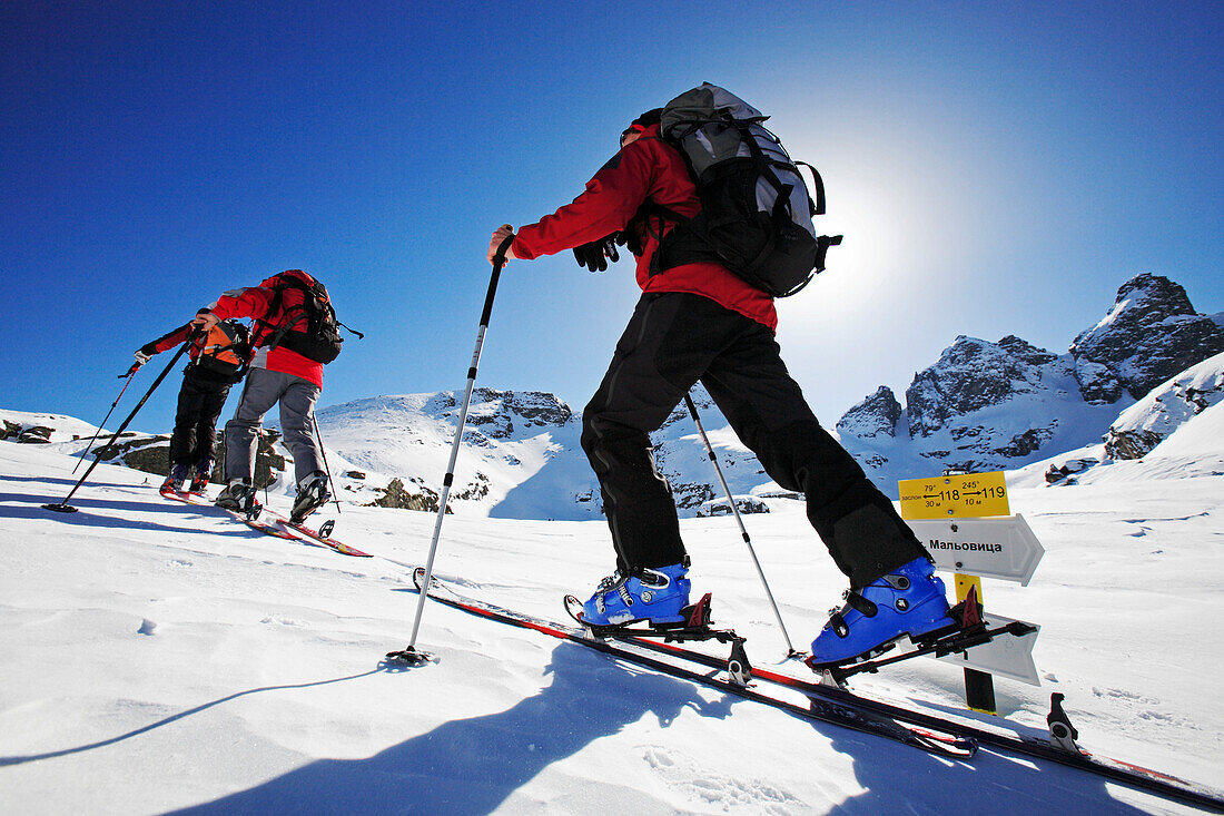 Eine Gruppe Skitouristen steigt auf mit Skiern und Fellen zum Gipfel des Popova Kapa, Bulgarien, Rila Gebirge, Europa