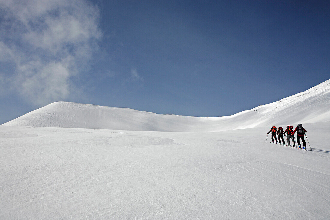 Eine Gruppe Skitouristen im Aufstieg zum Gipfel des Malka Todorka, Todorin Vrah. Pirin Gebirge, Bulgarien, Europa