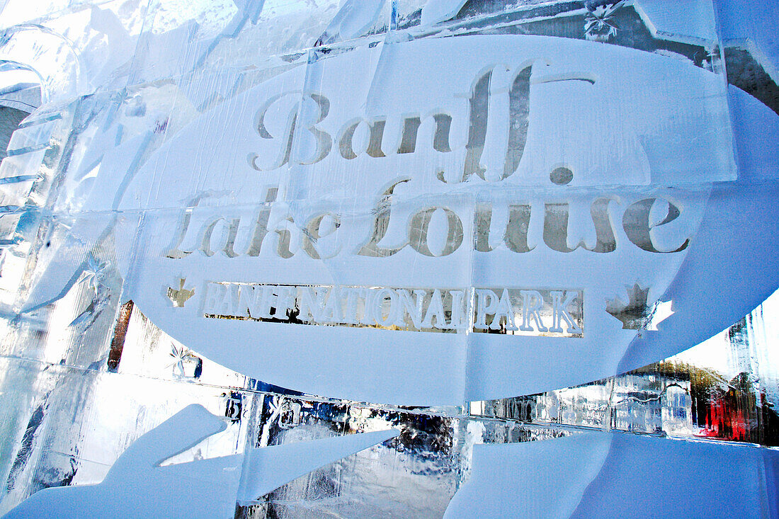 Eisinstallation bei der Talstation von Lake Louise. Sie wurde anlässlich des Weltcuprennens und Saisonstart 2005 gebaut, Banff, Lake Louise, Rocky Mountains, Alberta, Kanada, Nord Amerika