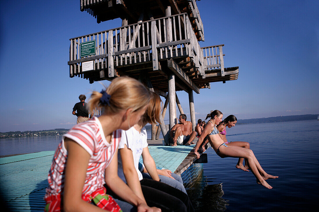 Mädchen springen ins See, Utting, Ammersee, Bayern, Deutschland