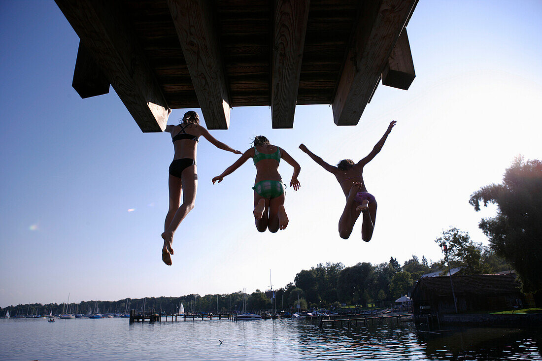 Drei Mädchen springen ins See, Utting, Ammersee, Bayern, Deutschland