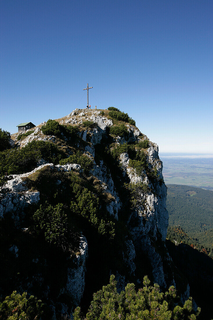 Wanderer am Benediktenwandgipfel, Benediktenwand, Bayern, Deutschland