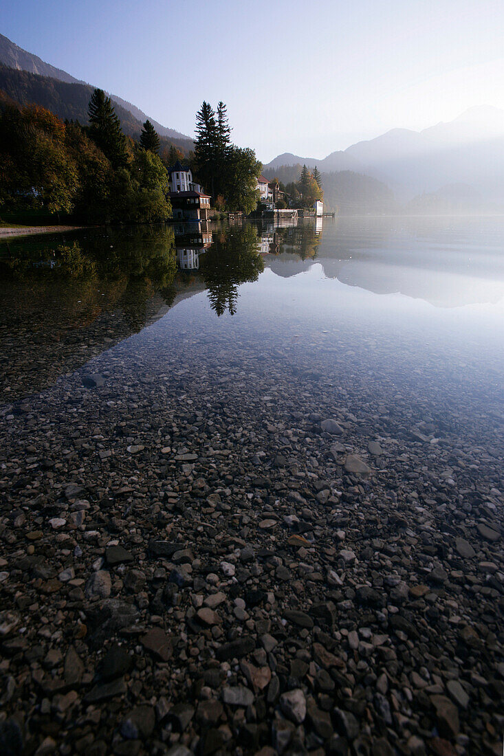 Blick über Kochelsee mit Dorf im Hintergrund, Bayern, Deutschland