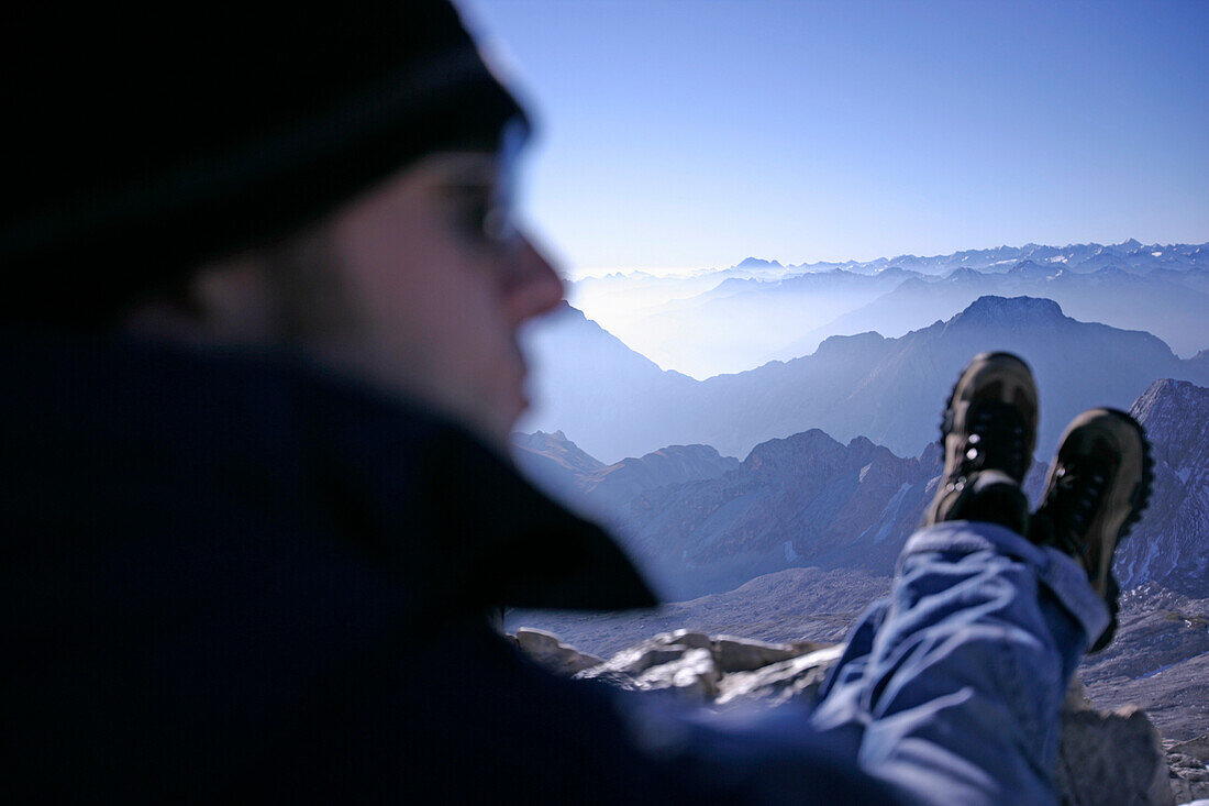 Mann entspannt sich am Gipfel, Zugspitze, Bayern, Deutschland