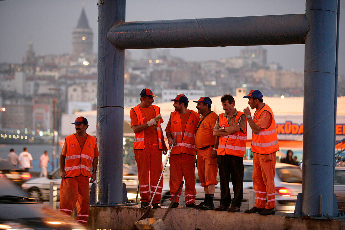 Strassenarbeiter in Istanbul, Fähranleger Sirkeci, Türkei