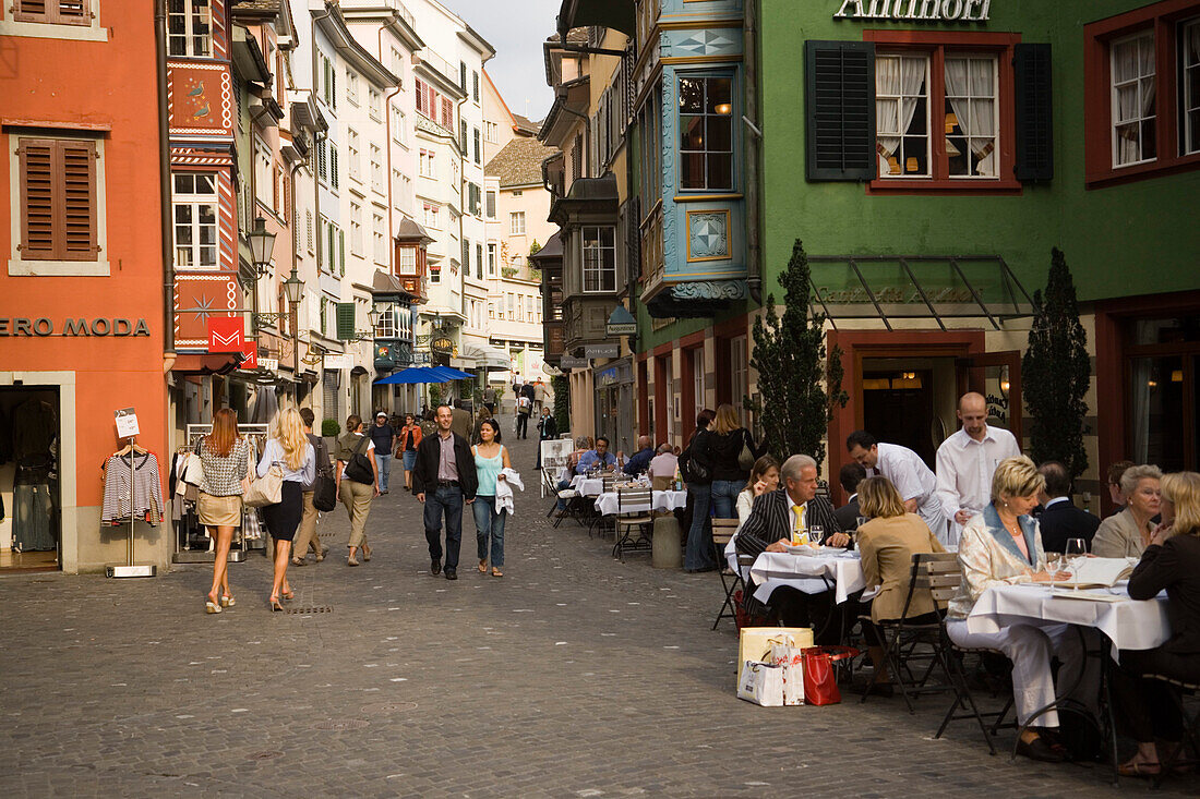 Ein Kellner und Gäste in einem Straßencafe, Augustinergasse, Zürich, Kanton Zürich, Schweiz