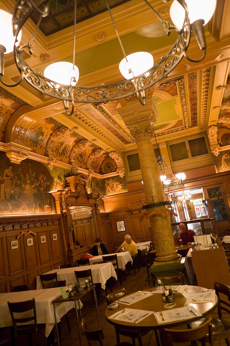 Blick in das Restaurant Bierhalle Kropf mit Jugendstil Decke, Zürich, Kanton Zürich, Schweiz