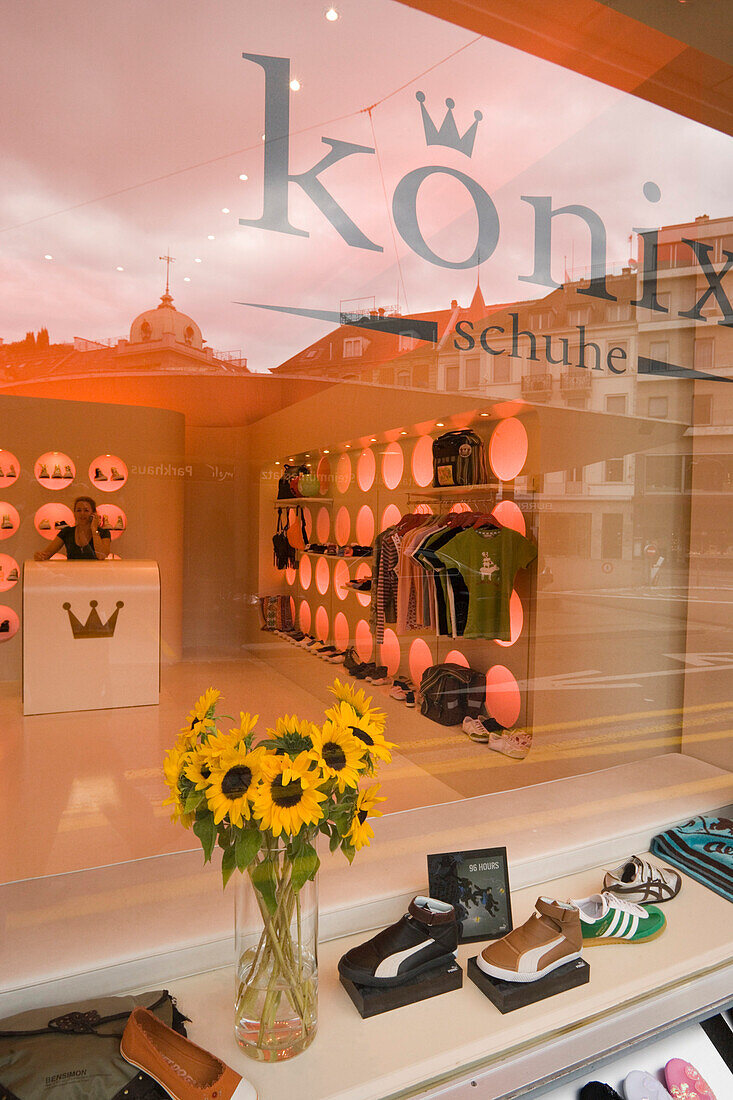 Blick durch das Schaufenster in das exklusive Schuhgeschäft von Schuhdesigner Könix, Zürich, Kanton Zürich, Schweiz